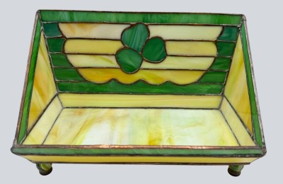 Auktion 370<br>dekorative Briefablageschale oder ähnliches, Buntglas mit Kupfer verlötet, H-15 cm, 25x11 cm [1]