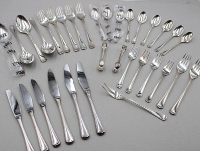 Auktion 370<br>28 Besteckteile, Robbe & Berking, Königskordel, 90er Auflage, 3x gr. Messer, 3x Messer, 4x Esslöffel, 9x Kaffeelöffel, 2x Zuckerzangen, 4x Kuchengabeln, 8x Essgabeln, Fleichgabel [1]