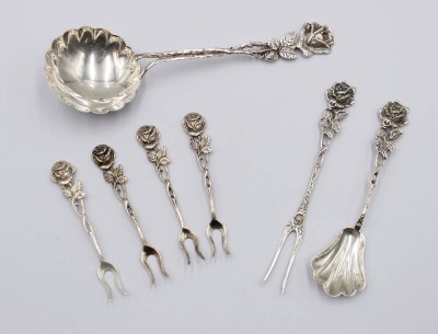 Auktion 370<br>7x Besteckteile, Silber 800/835, Hildesheimer Rose, zus. ca. 57gr., Sahnelöffel, Zuckerschaufel, Fleischgabel und 4 kl. Spieße [1]