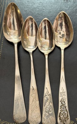 Auktion 370<br>4x Silber-Kaffeelöffel, unterschiedlich, tw. mit Gravuren, unterschiedlich erhalten, 35 gr. [1]