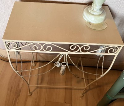 Auktion 370<br>kl. Metall-Beistelltischchen, H-47 cm,  40x25 cm [1]