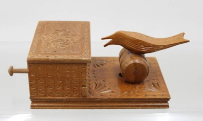 Auktion 370<br>Zigarettenspender aus Holz, ca. H-7,5cm L-18cm, Kerbschnitzerei [1]