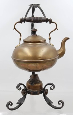 Auktion 370<br>Wasserkessel in Halterung mit Brenner, Kupfer/Schmiedeeisen, H-37 cm [1]