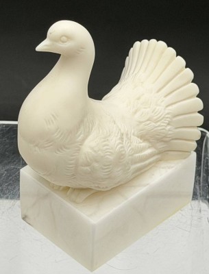 Auktion 370<br>Alabaster Taube auf Steinsockel, Spanien, H-15 cm [1]