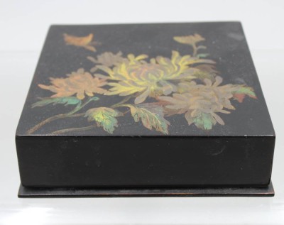Auktion 370<br>Lackkasten mit floraler Bemalung, älter, ca. H-4,5cm B-15cm [1]