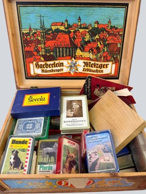 Auktion 370<br>grosser Lebkuchen-Holzkasten voller Tisch-und Kartenspiele, tw. in orig. Kartons [1]