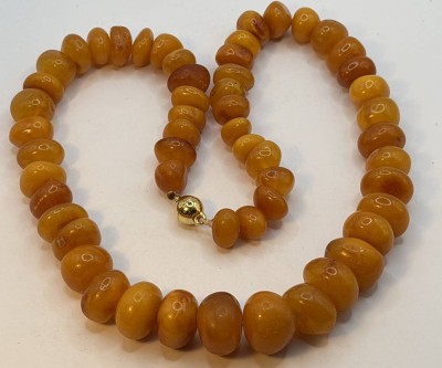 Auktion 370<br>Butterscotch Bernstein Halskette mit Silber-925-, vergoldete Magnetschliesse, bezeichnet Langner-Austria, L- 46 cm, 47 gr [1]