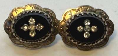 Auktion 370<br>kl.  Schaumgoldbrosche mit Onyxplatten und klaren Steinen, B-3 cm [1]