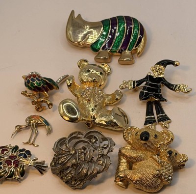Auktion 370<br>8x tw. grosse Modeschmuck-Broschen, tw. emailliert und mit Strass-Steinen, grösste 5x4 cm, tw. goldfarben [1]