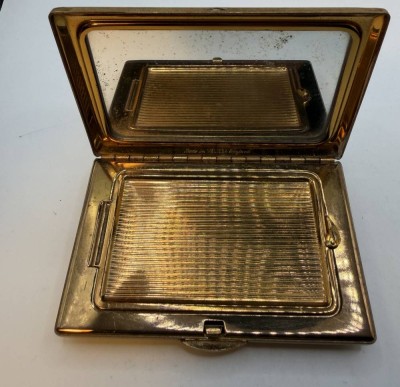 Auktion 370<br>Vintage Double-Puderdose , Made in Melissa, England, 5,5x7,5 cm, Spiegel fleckig, ansonsten guter Zustand [1]
