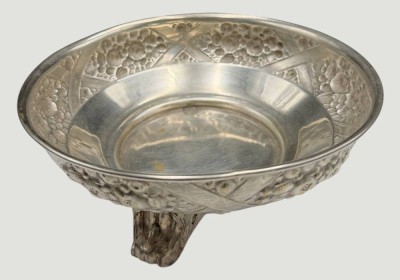 Auktion 370<br>versilberte Schale auf drei Füsschen, tw. berieben, H-9,5 cm, D-21 cm [1]
