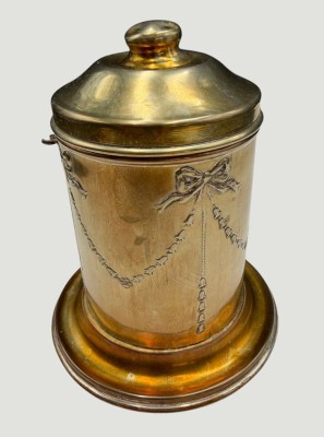 Auktion 370<br>gr. Senftopf, Messing ehemals versilbert, mit Keramikeinsatz und Löffelhalter seitlich, H-16 cm [1]