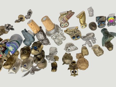 Auktion 370<br>Karton mit 41 diversen Eulenfiguren, Messing/Bronze/Metall, 2x emailliert [1]