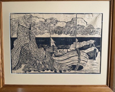 Auktion 370<br>gr. Holzschnitt, unleserl. signier, Fischerboote am Strand, gerahmt, Glas fehlt, RG 55x67 cm, Blatt leichte Läsuren oben rechts [1]