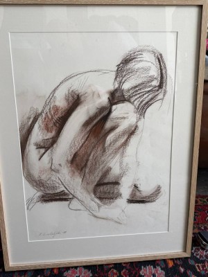 Auktion 370<br>Natalija Cimbaljuk (XX/XXI .Jhd.) sitzender Akt, Kreidezeichnung, abgebildet auf ihrer Homepage, ger/Glas, RG 73x56 cm [1]