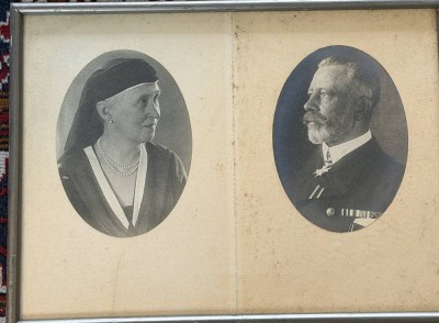 Auktion 370<br>Foto von Prinz Heinrich und seiner Frau, Bruder von Kaiser Wilhelm II, rückseitig Danksagung an Herrn Vizeadmiral a.D. Meurer anlässlich seiner Verabschiedung nach 40 Jahren Tätigkeit [1]