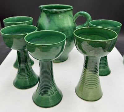 Auktion 370<br>grosser Weinkrug mit 5 gr. Weinpokalen, Kunstkeramik aus dem Cuxhavener Keramik-Atelier Bücking-Börsen, um 1960, H-22 und 18,5 cm, alle Teile in Boden signiert [1]