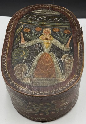 Auktion 370<br>Barocke Spanholz-Schachtel, wohl Braut-Schachtel , Deckel und Seiten umlaufend bemalt um 1800, leichte Altersspuren und Bodenplatte Holz gerissen, geschlossen H-14 cm, 40x25 cm [1]