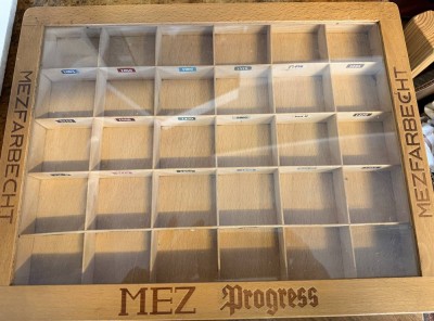 Auktion 370<br>kl. Holz-Verkaufsvitrine 