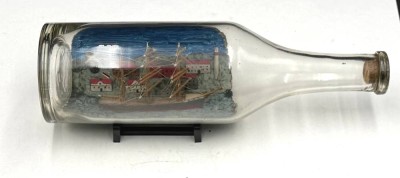 Auktion 370<br>altes Buddelschiff mit Diorama, DR-Fahne, L-29 cm [1]