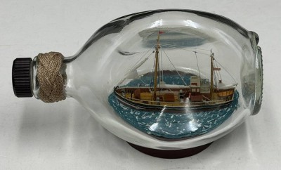 Auktion 370<br>kl. Buddelschiff, Fischkutter, in Whiskyflasche, 21x13 cm [1]
