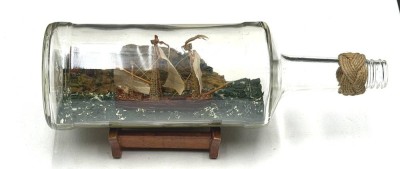 Auktion 370<br>Buddelschiff mit Diorama, L-30 cm, Korken fehlt [1]