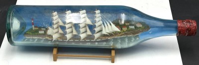 Auktion 370<br>Buddelschiff in 3 L Flasche , Segelschiff Hamburg vor Diorama mit Leuchtturm, L-50 cm [1]