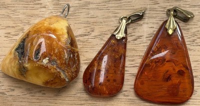 Auktion 370<br>3x Bernstein-Anhänger, H-ca. 3,5 cm [1]