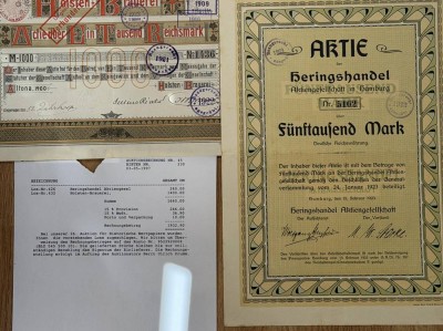 Auktion 370<br>2x seltene Hamburger Aktien, Holsten-Brauerei Altona 1900 über 1000  Mark und Heringshandel A.G. Hamburg 1923 über 5000 Mark, anbei Auktionsrechnung vom 3.5.1997 über 1932,90 DM sowie Katalog-Auszug [1]