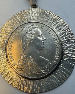 Auktion 371<br>Lange Silber-835- Halskette mit grossen Münzanhänger, Maria Theresientaler in S-925- Fassung, Kette L-92 cm, Anhänger D-6 cm, 58 gr. [1]