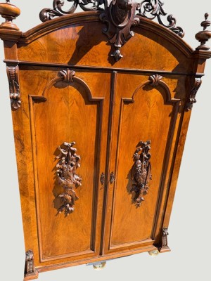 Auktion 371<br>hoher Jagdschrank, guter Zustand, eine Geweihspitze beschädigt, leichte Läsuren, seitl. Spannungsriss, Ober-und Unterteil, H-ca. 220 cm [1]
