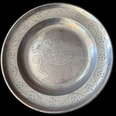 Auktion 371<br>grosser Zinnteller mit Biedermeier-Blumenkorb Gravur, datiert 1836, in sammelwürdiger Erhaltung [1]