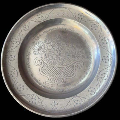 Auktion 371<br>grosser Zinnteller mit Biedermeier-Blumenkorb Gravur, datiert 1836, in sammelwürdiger Erhaltung [1]
