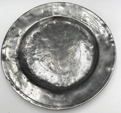 Auktion 371<br>grosser Zinnteller, datiert 1823, D-35 cm, Alters-und Gebrauchsspuren [1]