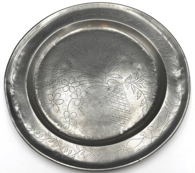 Auktion 371<br>gr. Breitrandschale mit floraler Gravur, umlaufend beschriftet 