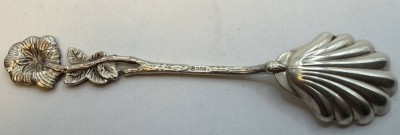 Auktion 371<br>Zuckerlöffel, Silber-800-, Rosenmuster, Ch. Widmann, 11,5 gr., L-11 cm [1]