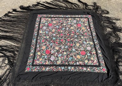 Auktion 371<br>Manila Seidenschal, sogen. Piano-Shawl, feinste Seide mit floralen Handstickereien, Mittelstück ca. 150x150 cm, umringt von langen Fransen (ca 60 cm), wohl um 1920? in perfekter Erhaltung [1]