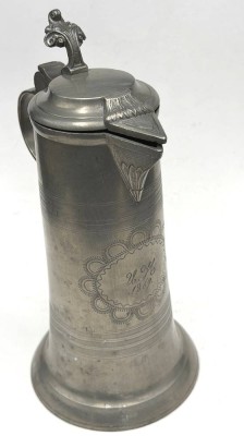 Auktion 371<br>Zinn Krug, sogen. Schnabelstitze, Monogramm 