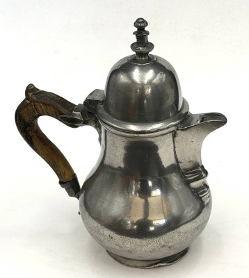 Auktion 371<br>massive Zinn-Moccakanne mit Türkenkopf-Deckel um 1800, Holzhenkel geklebt, H-20 cm [1]