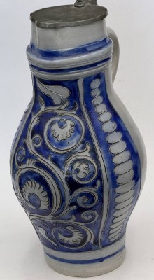Auktion 371<br>gr. Westerwälder Weinkrug um 1830 , graues Steinzeug mit Zinndeckel, Salzglasur mit Blaumalerei, Rand kl. Abplatzer, H-35 cm [1]