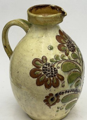 Auktion 371<br>Weinkrug um 1920 , Majolika mit Ritzdekor, signiert, Rand mit Abplatzer, H-28 cm, ca. 2 Liter [1]