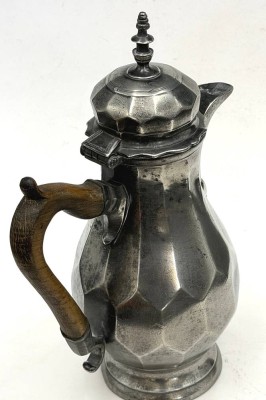 Auktion 371<br>seltene Zinn Türkenkopfkanne, umlaufend facettiert, Holzgriff, in Boden Meistermarke, 1796 datiert, H-26 cm [1]