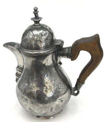 Auktion 371<br>Zinn Türkenkopf Moccakanne mit floraler Gravur, datiert 1779, Holzgriff, H-18 cm [1]