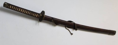 Auktion 371<br>japanisches Katana, älter, ungeschärft, mit Scheide, Altersspuren, ca. L-101cm [1]