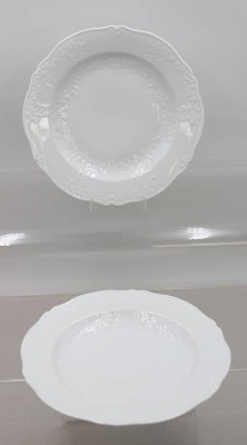 Auktion 371<br>2x Teller mit Reliefdekor, Meissen, Schwertermarke, Pfeifferzeit, Form Marseille, je 3 Schleifstriche, D-25cm [1]