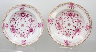 Auktion 371<br>2x leicht unterschiedliche tiefe Teller, Meissen, Schwertermarke, indisch Purpur reich, 1. Wahl, ca. H-4,8cm D-22,5cm und H-4,5cm D-23,5cm [1]
