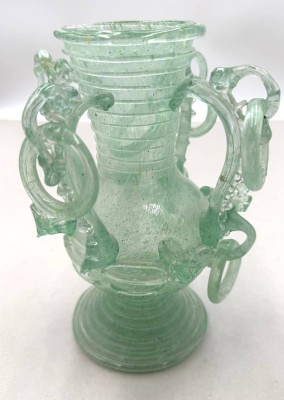 Auktion 371<br>Kunstglas, wohl Replik einer römischen Vase mit angehängten Ringen, 2x lose anbei, H-19 cm, Handarbeit, [1]