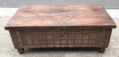 Auktion 375<br>indische Hochzeitstruhe um 1900 mit Kassetten, (z.B. ideal für Flachbildschirm!) 63x115x44 cm [1]