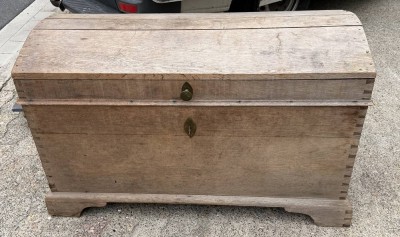 Auktion 371<br>kl. Runddeckeltruhe, Eiche,  81x124x60 cm [1]
