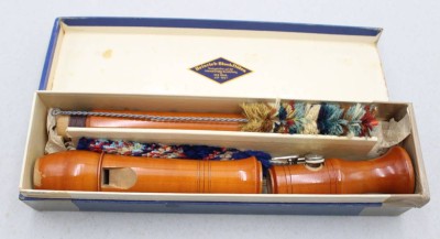 Auktion 371<br>ältere Altblockflöte von Alexander Heinrich in orig. Karton, bespielte Erhaltung, ca. L-45cm [1]